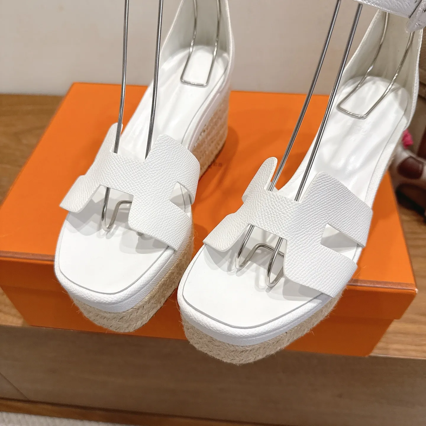 👟👟Ex-factory price 720👟👟 Hermes... a Eclair 2025 new color + popular series, the version is super positive, with a certain thickness, which makes the legs longer! Breathable, comfortable calfskin, spring and summer color matching, this item is both beautiful and comfortable! Channel supply code size: 35-39 can be ordered as 40.41 with airplane box ➕20